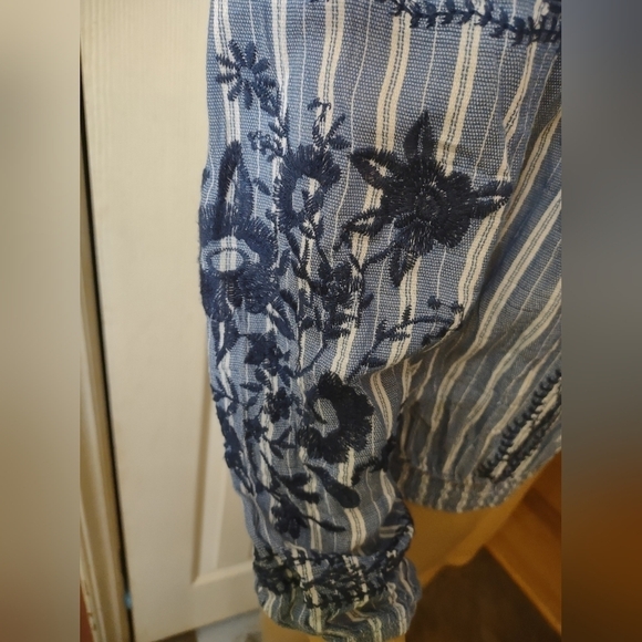 Xhilaration woman's size medium long sleeve blouse shirt top - Picture 4 of 7